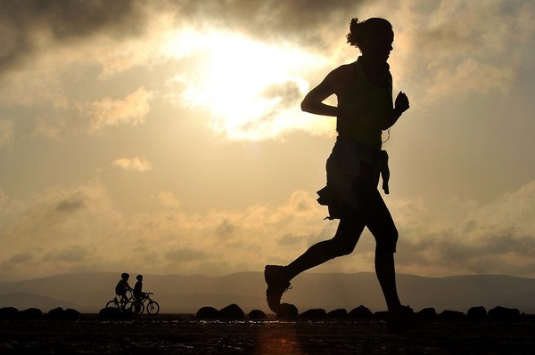 ▲節食加上慢跑讓你越跑越胖還老化？　有氧運動也有黑暗面。（圖／Pixabay）
