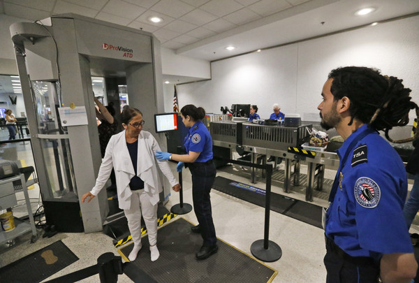 美国政府关门「机场安检爆漏洞」