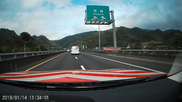 ▲▼警方獲報後，在省道、國道護送命危男嬰送醫。（圖／國九隊提供，下同）