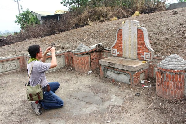 ▲彰化鹿港第一公墓清治時期墳塚被摧毀殆盡。（圖／陳仕賢提供）