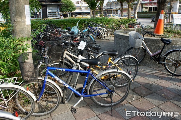 ▲田中火車站腳踏車違停亂象，公所下令全部移除。（圖／記者唐詠絮翻攝）