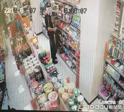 ▲台南市永康分局警方查獲45歲盧姓男子涉嫌超商行竊、持有毒品及當詐欺車手。（圖／記者林悅翻攝，下同）