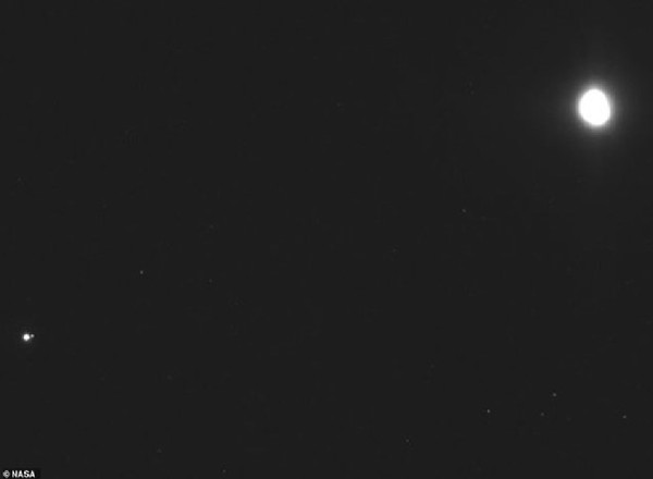 美國太空總署（NASA）公布「最遠小行星貝努（Bennu）」與地球和月球的合照；同時也預測貝努的移動軌跡，發現它有機會於下個世紀時接近地球，那若是撞上地球，那威力會「廣島市原子彈爆炸」的8萬倍。（圖／翻攝自NASA官網）