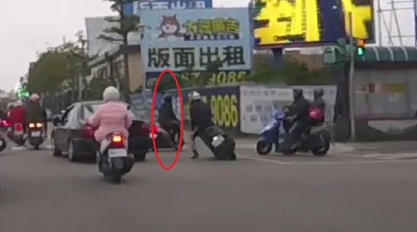 單手插口袋騎車，騎士綠燈10秒被擊落。（圖／翻攝自Facebook／爆料公社）