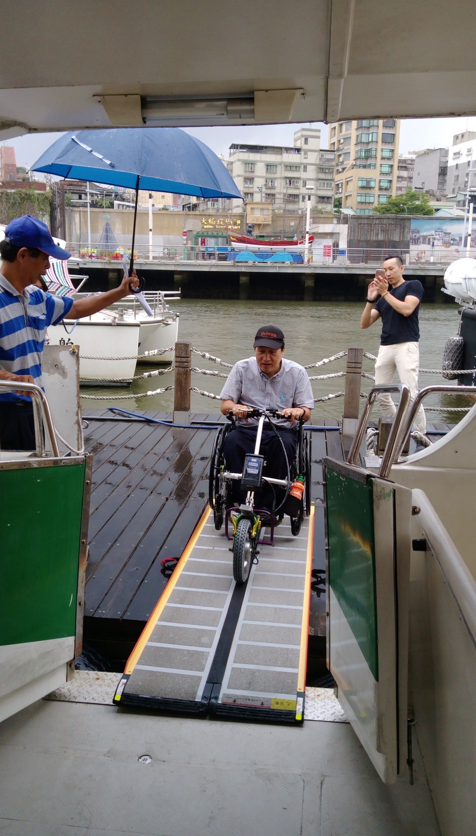 ▲▼ 航港局推動海運友善環境  輪椅搭船真好行 。（圖／交通部航港局提供）