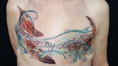 「乳房切痕」化為美麗蝴蝶！　美女刺青師專為乳癌患者紋身
