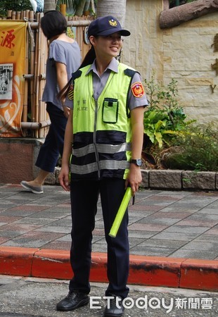 ▲▼ 女警推車。（圖／記者邱中岳翻攝）