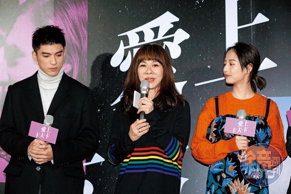 電影《愛上卡夫卡》首映記者會上，陳玉慧（中）與女主角簡嫚書（右）、男主角林哲熹（左）談電影主題為女性自我成長。