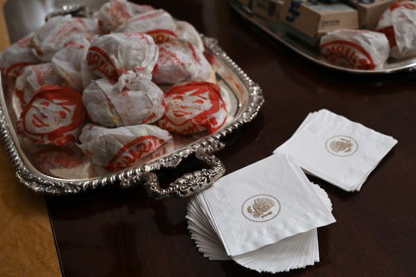 ▲▼ 川普在白宮請賓客吃漢堡和披薩。（圖／達志影像／美聯社）