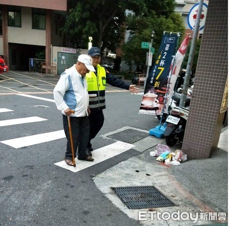 ▲▼過馬路。（圖／記者邱中岳翻攝）