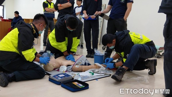 ▲▼新北消防舉辦CPR聯合競賽，請醫生進行技術指導。（圖／記者林煒傑翻攝）
