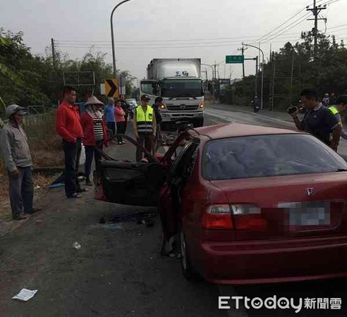 ▲台南市白河區下秀祐道路，發生一起死亡車禍，2部車輛發生對撞，其中1名吳姓駕駛人受困變形駕駛座上，救出時無呼吸心跳，經送醫急救仍傷重不治身亡。（圖／記者林悅翻攝）