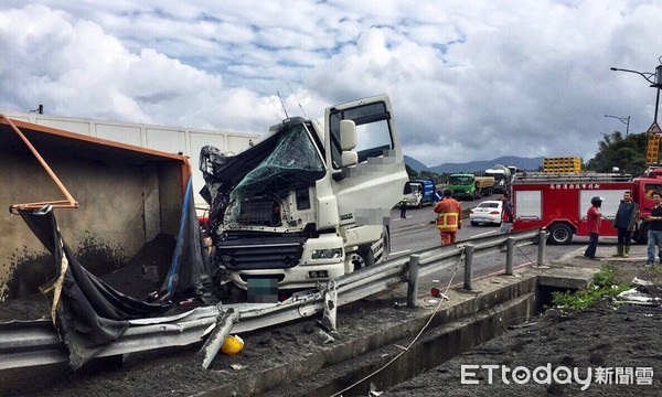 ▲ 北濱砂石車撞護欄 車體180度「折甘蔗」司機骨折送醫。（圖／記者郭世賢翻攝）