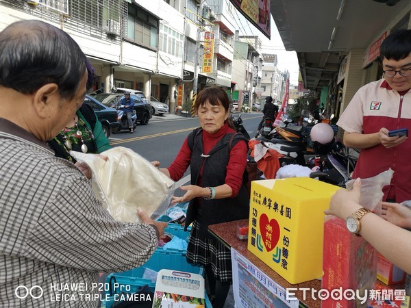 ▲廣寧樂善團弱勢千人圍爐將在27日晚上舉辦，只募集到一半資金，超商舉辦義賣協助。（圖／記者唐詠絮攝，以下同）