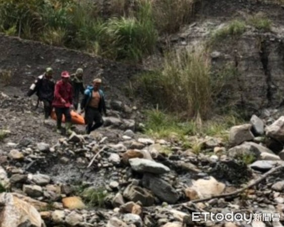 ▲救難人員到玉山父子斷崖救出落谷死亡的陳姓婦女。（圖／記者唐詠絮翻攝）