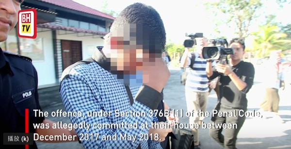 ▲跟16歲胞姊發生性關係的馬來西亞少年，14日出庭時的畫面。(圖／翻攝自YouTube)