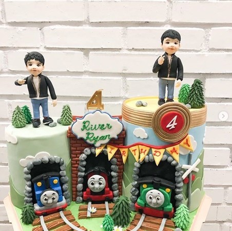 ▲小亨堡手做「小火車蛋糕」慶飛翔生日。（圖／翻攝自小亨堡Instagram）