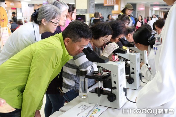 ▲民眾體驗一日醫檢師，透過顯微鏡看寄生蟲。（圖／花蓮慈濟醫院提供，下同）