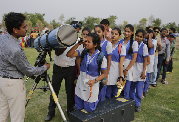 ▲▼2016年印度學生聚集觀看水星凌日景象。（圖／達志影像／美聯社）