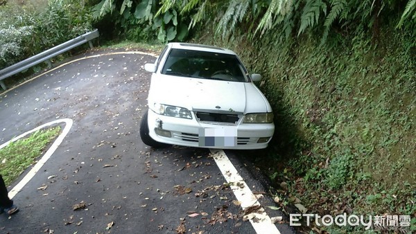 ▲▼患精神疾病的男子偷開家裡車，失蹤山區癱坐林徑。（圖／記者林煒傑翻攝）