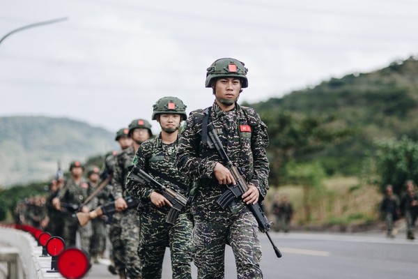 海陸健兒長距離行軍　展現三不怕精神完成挑戰。（圖／軍聞社）