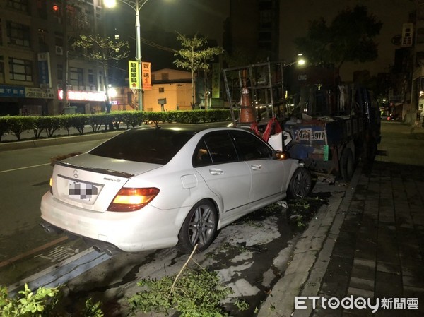 ▲▼賓士車高速衝撞迴轉的UBER轎車，車上3人僅受輕傷。（圖／記者趙永博攝）