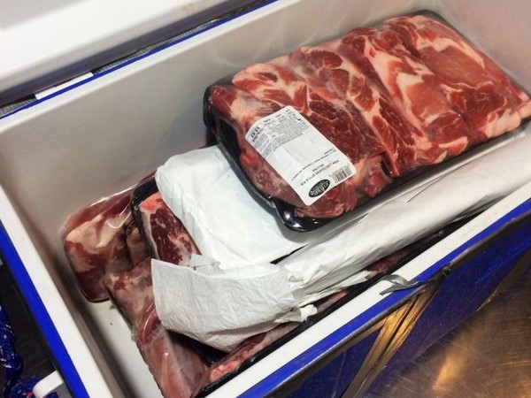 ▲▼藍色保溫箱中放著16.5公斤的美國豬肉。 （圖／翻攝畫面）