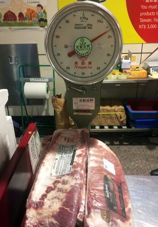 ▲▼帛琉女子從美國搭機抵台，保溫箱中有16.5公斤的豬肉。 （圖／翻攝畫面）