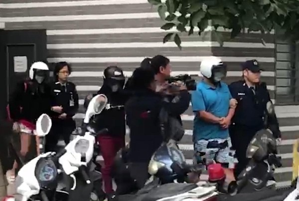 ▲▼醫院監視器曝光，女童生母坐男友計程車到醫院，當時女童頭往後仰顯示已經沒有意識。（圖／鏡週刊提供）