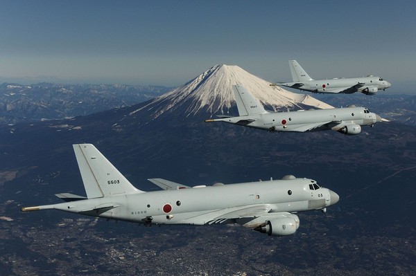▲▼P-1巡邏機翱翔富士山上空。（圖／翻攝自維基百科）
