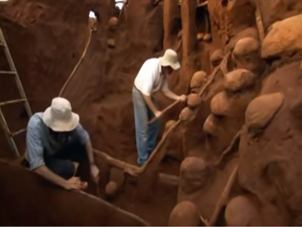 ▲▼巴西發現超巨型蟻穴。（圖／翻攝自YouTube／KYLYKaHYT）