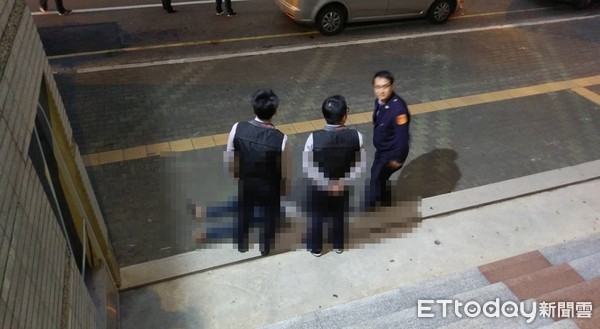 ▲▼被虐女童,民眾到場關切突意識模糊昏倒。（圖／記者宋德威攝）