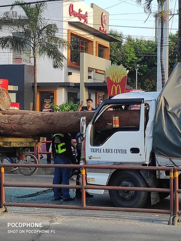 ▲▼菲律賓駕駛被前方貨車的原木捅死。（圖／翻攝自Facebook／Pack The Laws）