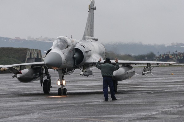 空軍第二聯隊春節加強戰備 捍衛領空展嫻熟戰技,幻象2000。（圖／軍聞社）