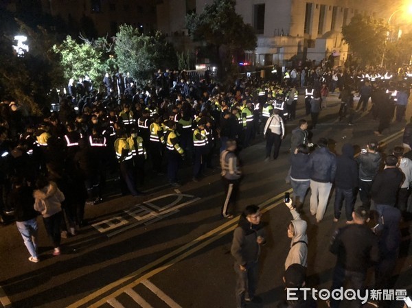 ▲▼台南虐殺童案！民眾深夜想圍堵3嫌不肯離去，機車族在現場來回叫囂。（圖／記者宋德威攝）