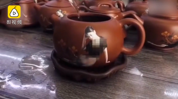 ▲▼微博流傳一段加熱水茶壺上的黑衣女會脫衣的影片。（圖／翻攝自梨視頻）