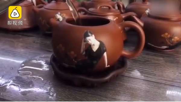 ▲▼微博流傳一段加熱水茶壺上的黑衣女會脫衣的影片。（圖／翻攝自梨視頻）