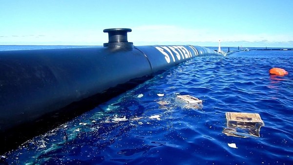 ▲▼海洋清理（The Ocean Cleanup）創辦人史萊特（Boyan Slat）所推出的裝置威爾森，正在清理太平洋上的塑膠垃圾。（圖／翻攝自Twitter／Boyan Slat）