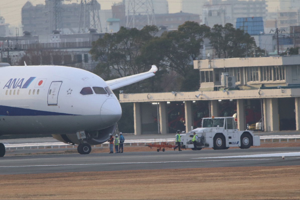 ▲▼ 109人受困機上！客機降落後引擎停止　大阪機場跑道關閉。（圖／翻攝自推特@mitsuki_a350xwb）