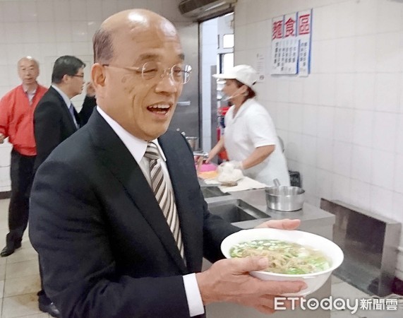 ▲▼蘇貞昌員工餐廳用餐 吃榨菜肉絲麵 自端碗 自倒廚餘             。（圖／記者屠惠剛攝）