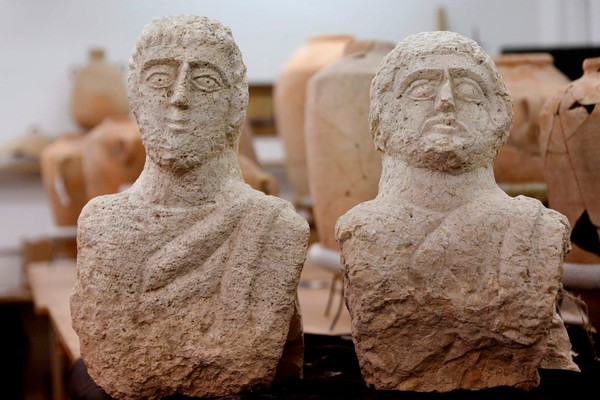 ▲▼以色列一名婦女在古代遺址附近發現有「人頭」探出地面，最終發現了2個約1700年歷史的羅馬時代半身像。。（圖／翻攝自推特）
