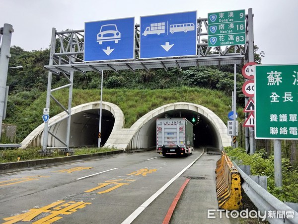 ▲▼蘇花改蘇澳與東澳路段，繼開放大客車通行後，17日又開放大貨車上路了，開放大貨車通行首日，車流順暢。（圖／記者游芳男攝，下同）