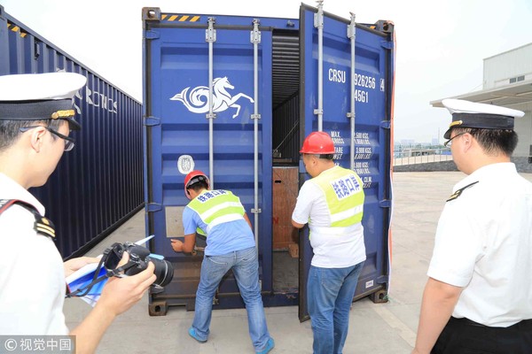 ▲▼重慶西部物流園海關人員對出口貨物的集裝箱進行驗封。（圖／CFP）