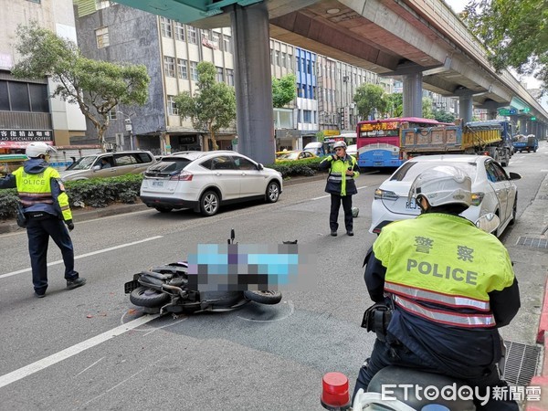 ▲台北市和平東路三段發生車禍，騎士當場死亡。（圖／記者黃彥傑翻攝）