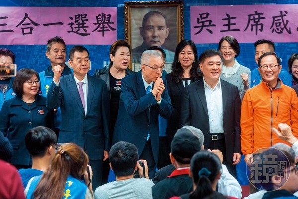 吳敦義出席台北市感恩茶會時被拱選總統，為避嫌連忙比出噓的手勢。