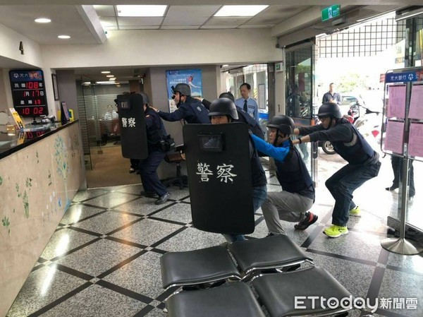 ▲台南市警六分局在「元大商業銀行灣裡分行」辦理金融機構防搶安全維護暨攔截圍捕演練，由偵查佐扮演蒙面搶匪，警方在萬年路攔截搶匪車輛，演練逼真震撼力十足。（圖／記者林悅翻攝，下同）