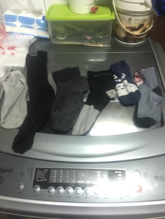▲洗衣機會吃襪子，6雙不同款式全剩一隻腳。（圖／翻攝自爆廢公社）