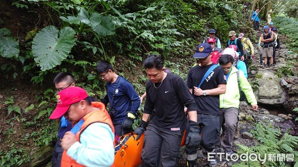 ▲▼男登山客在礁溪鄉聖母山莊休克昏迷，宜蘭警消上山救援送醫。（圖／記者游芳男翻攝，下同）