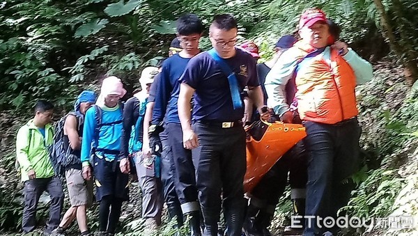 ▲▼男登山客在礁溪鄉聖母山莊休克昏迷，宜蘭警消上山救援送醫。（圖／記者游芳男翻攝，下同）