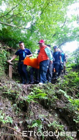 ▲▼男登山客在礁溪鄉聖母山莊休克昏迷，宜蘭警消上山救援送醫。（圖／記者游芳男翻攝，下同）